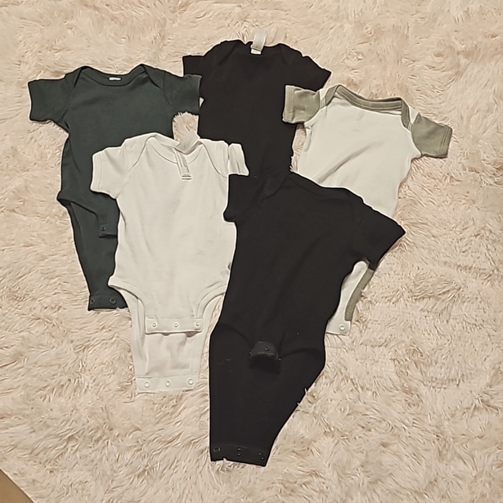 Brand New solid color infant onesies. Lot of 5. 100% cotton. Newborn